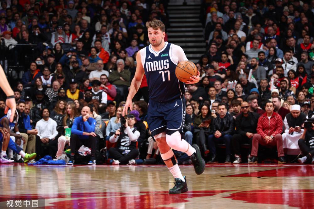 雷迪克给东契奇身边配了四个防守能咬的，芬尼史密斯，范德彪，文森特和古德温.